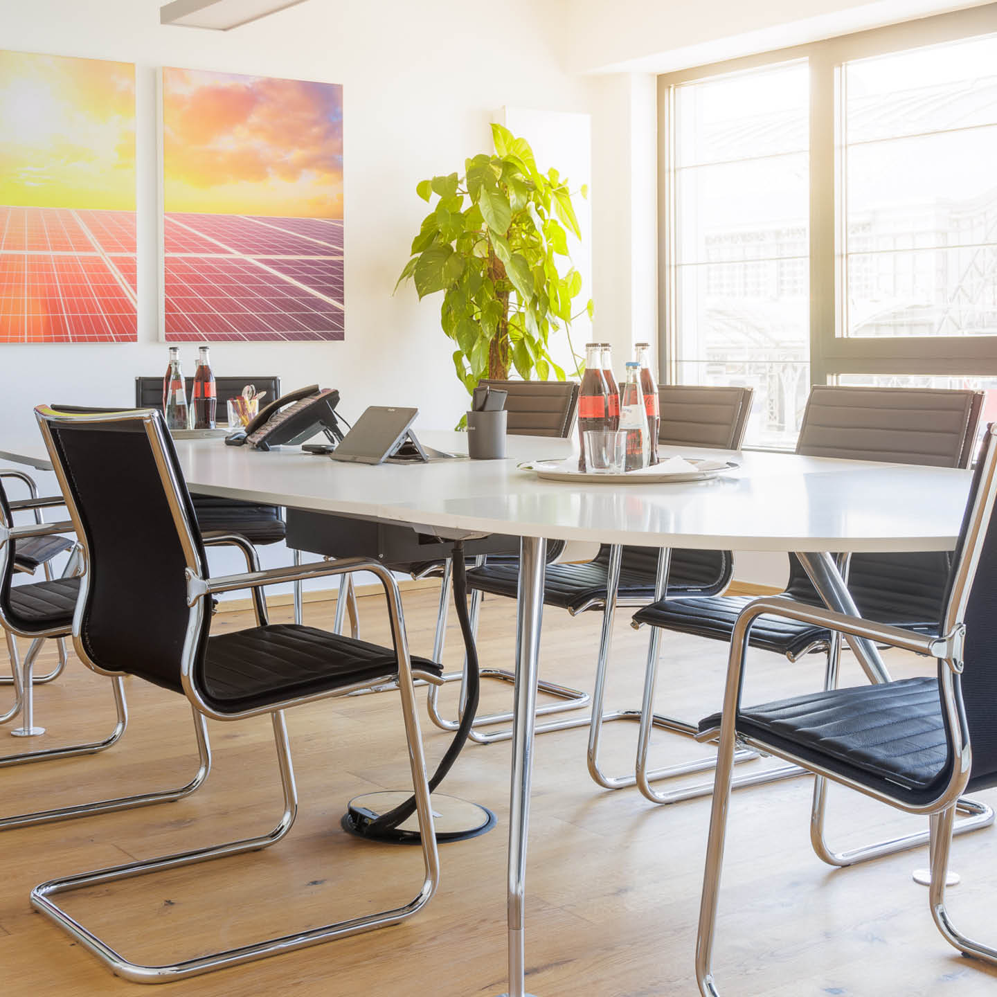 Moderner Besprechungsraum im Energieunternehmen Wattner mit Blick auf Solar-Motive – Raum für Planung nachhaltiger Solarprojekte und strategischer Schritte der Energiewende.